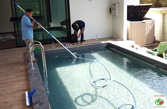 Cần xử lý nước ngay khi nước bể bơi bị đục vượt mức